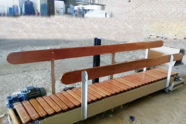 سير ماكينه خياطة بكاتينه خشبيه مركب عليه  حامل ماكينه خياطة .